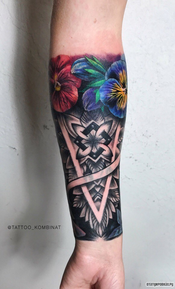 Фотография татуировки под названием «Узоры и цветы»