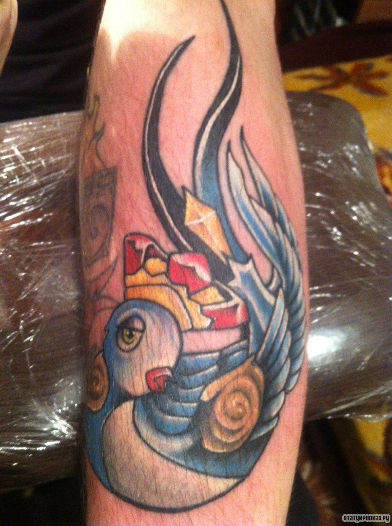 Фотография татуировки под названием «Голубая ласточка»