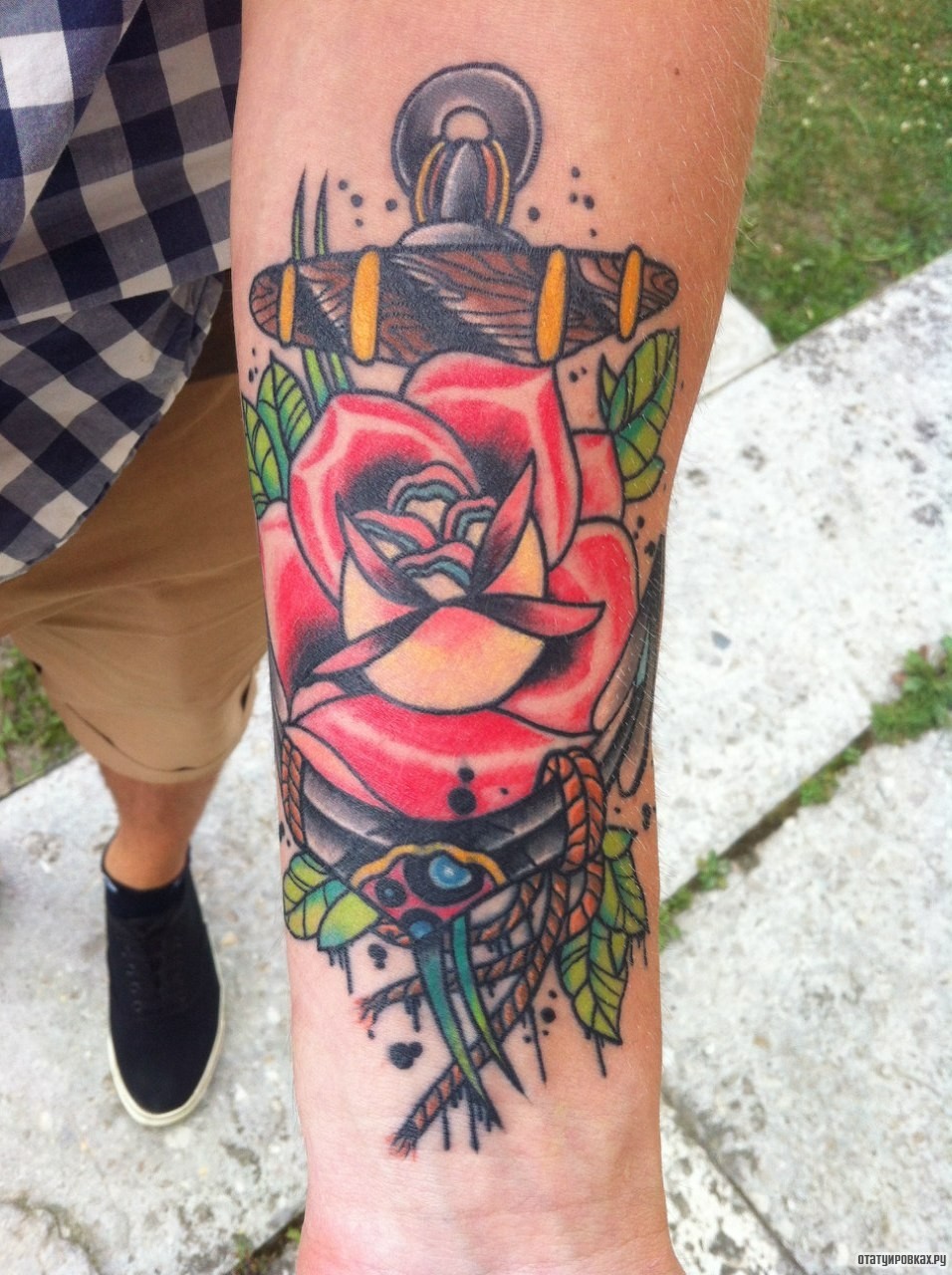 Фотография татуировки под названием «Роза и якорь»
