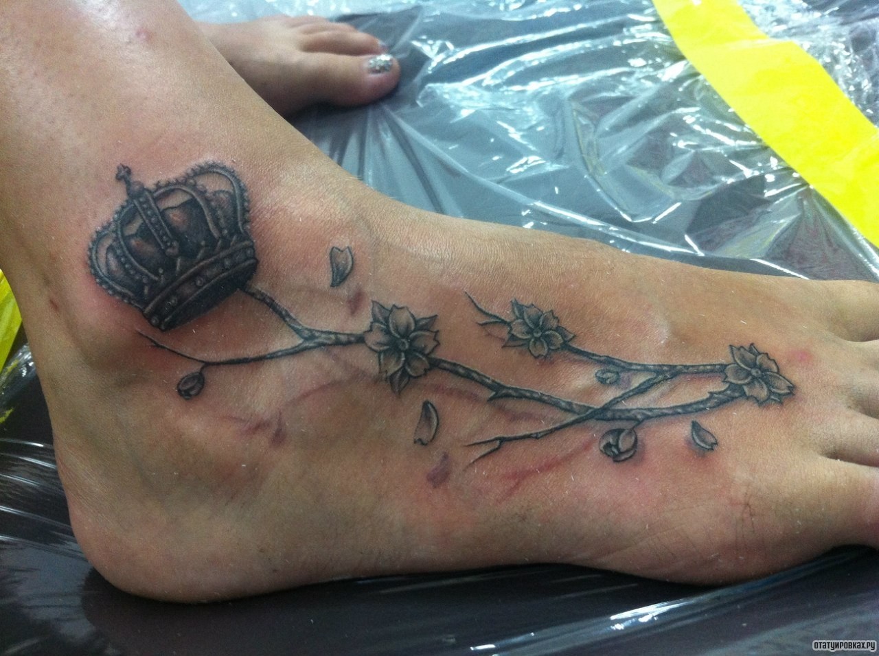 Фотография татуировки под названием «Сакура в короне»