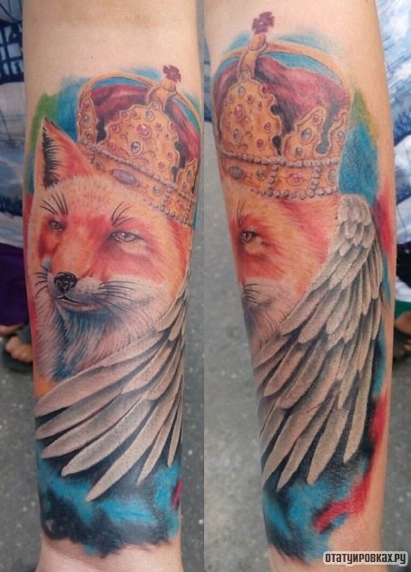 Фотография татуировки под названием «Лиса в короне и перья»