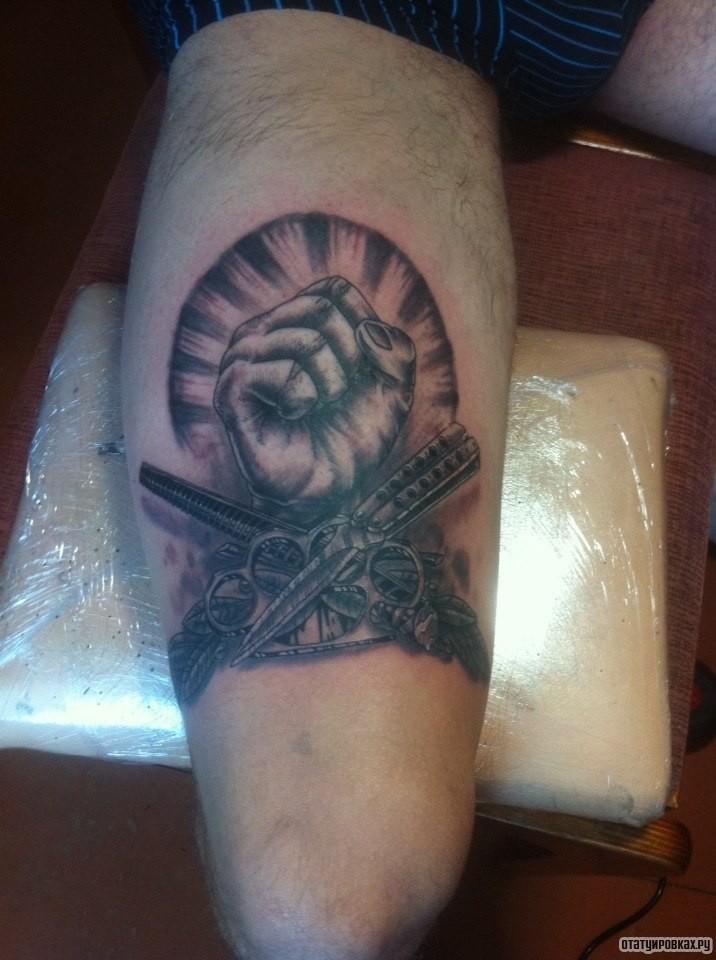 Фотография татуировки под названием «Нож, кулак, кастеты»