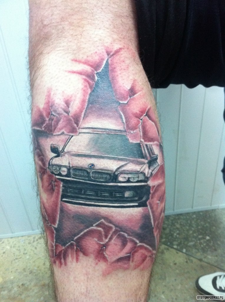 Фотография татуировки под названием «Автомобиль в змезде под кожей»