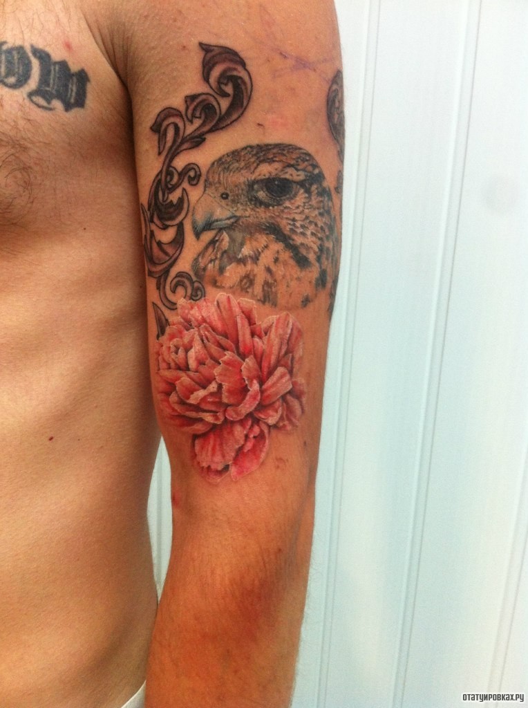 Фотография татуировки под названием «Ястреб с пион»