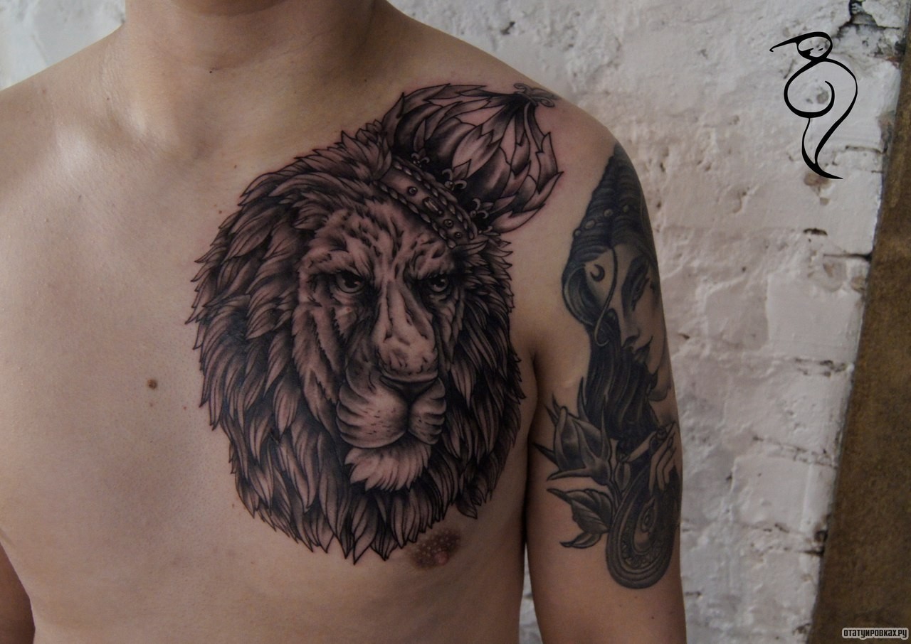 Фотография татуировки под названием «Лев в короне»