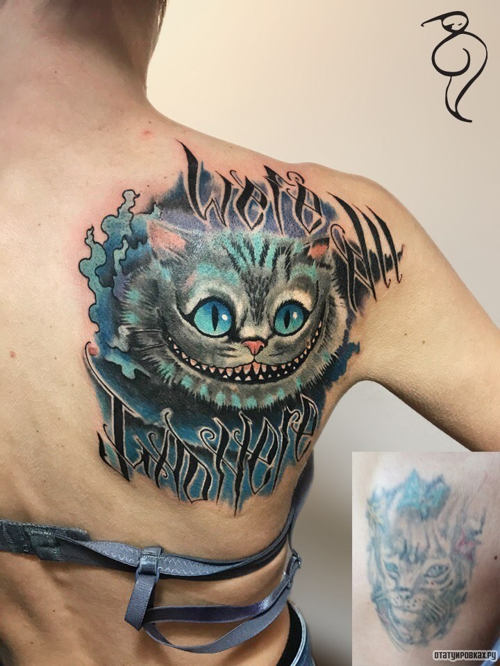 Фотография татуировки под названием «Чеширский кот и надписи»
