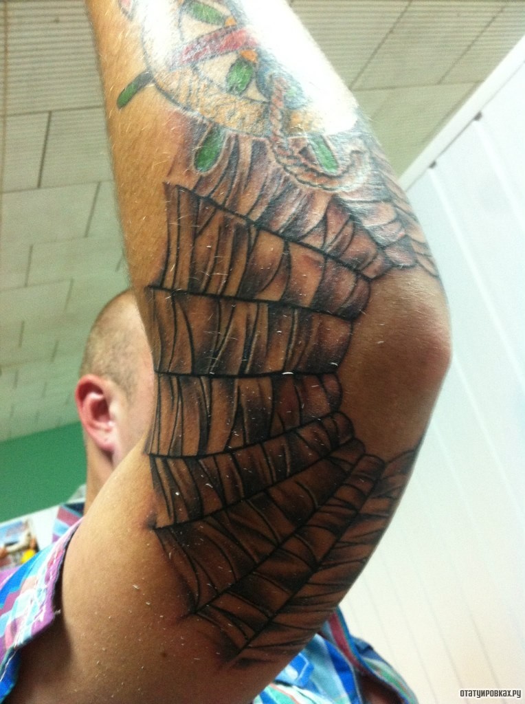Фотография татуировки под названием «Паутина на локте»