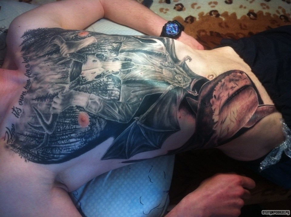 Фотография татуировки под названием «Рогатое создание и акула»