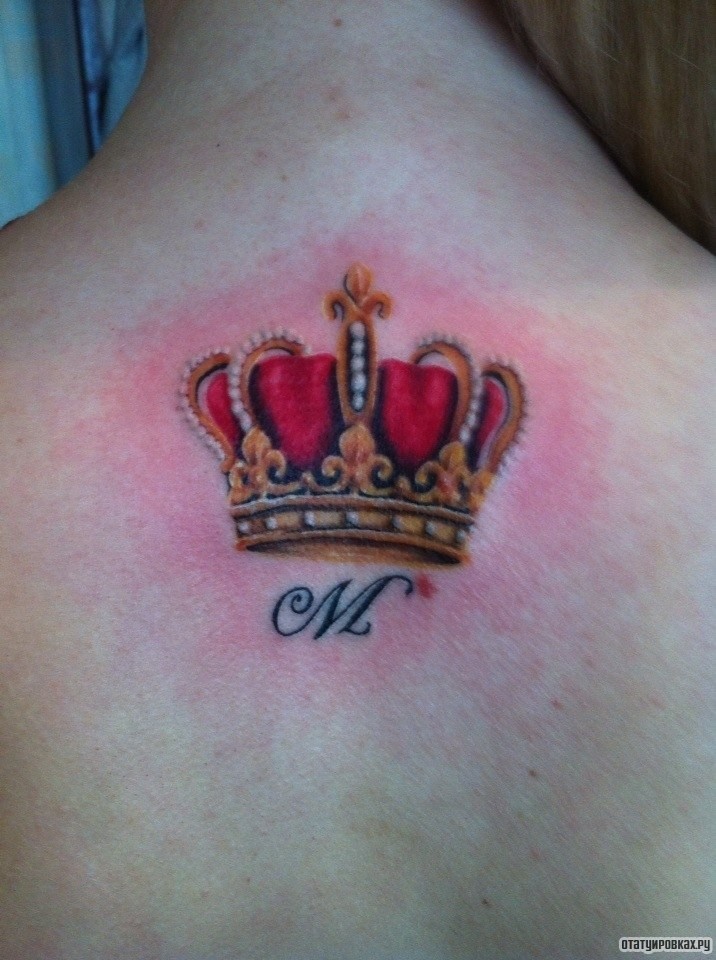 Фотография татуировки под названием «Корона и буква М»