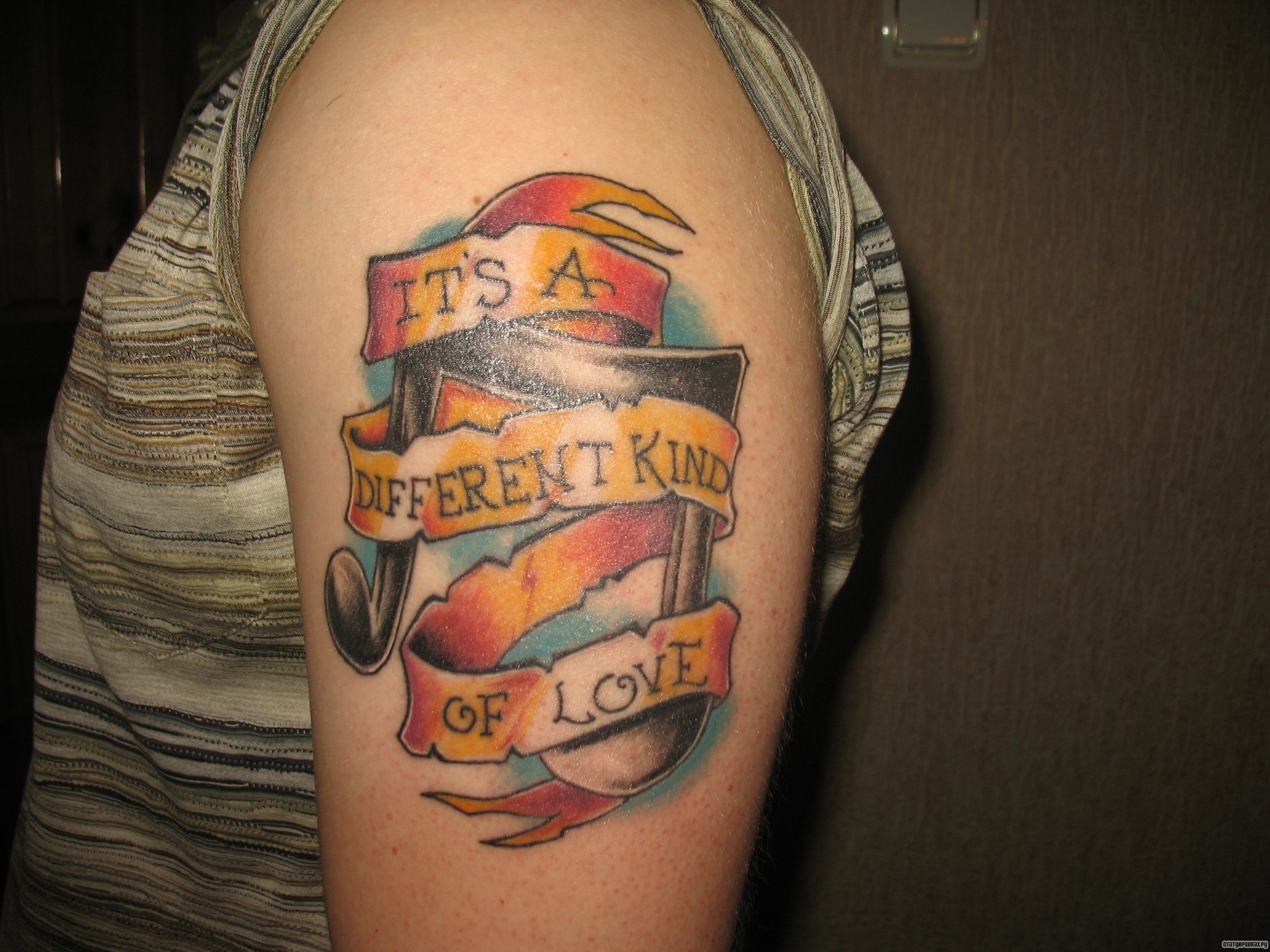 Фотография татуировки под названием «Нота и ленты с надписью»