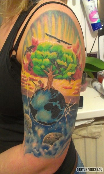 Фотография татуировки под названием «Дерево на планете»