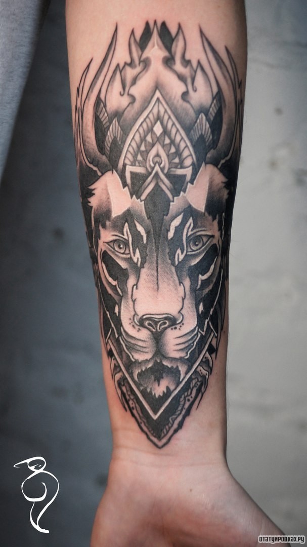 Фотография татуировки под названием «Лев с рогами»