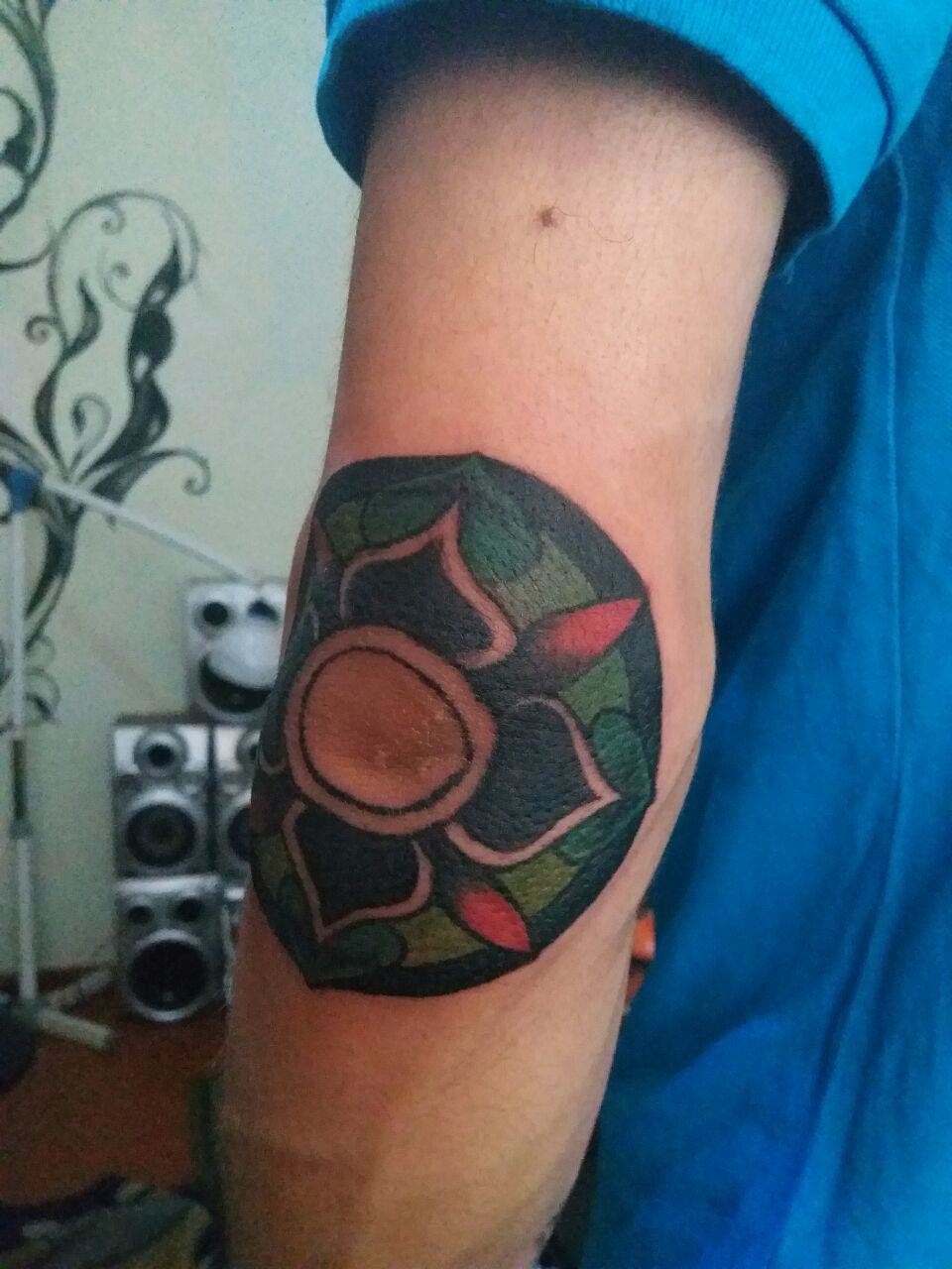 Фотография татуировки под названием «мандала»