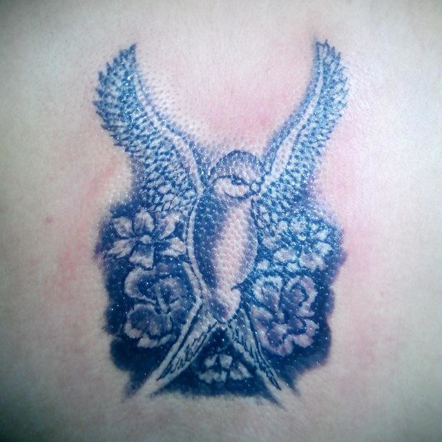 Фотография татуировки под названием «ласточка»