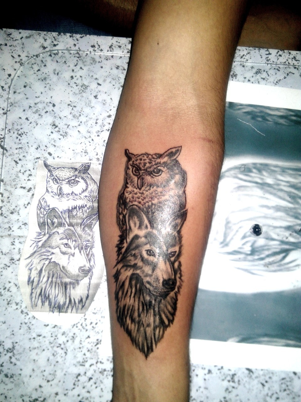 Фотография татуировки под названием «волк и сова»