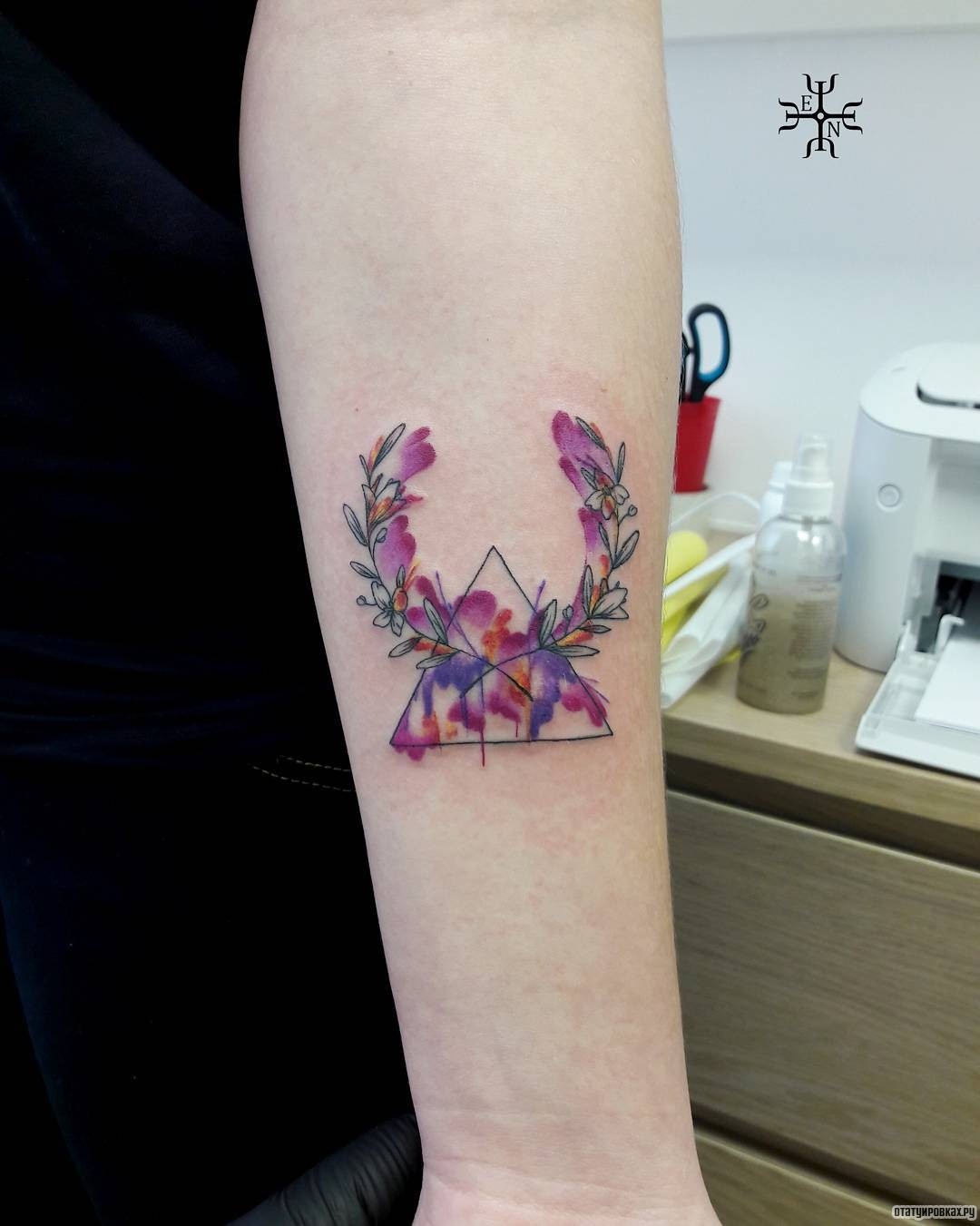 Фотография татуировки под названием «Треугольник с ветками»