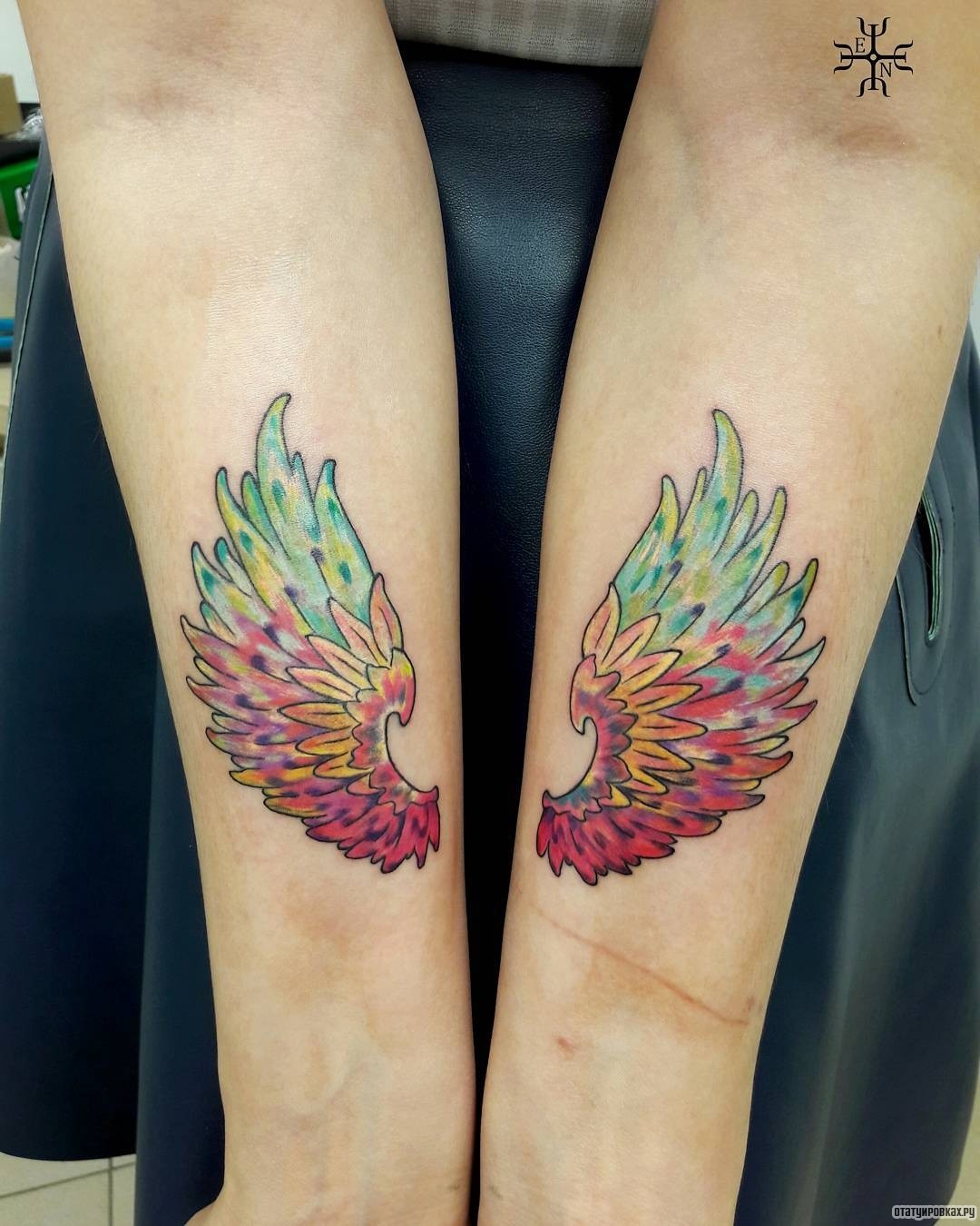 Фотография татуировки под названием «Крылья из разных цветов»