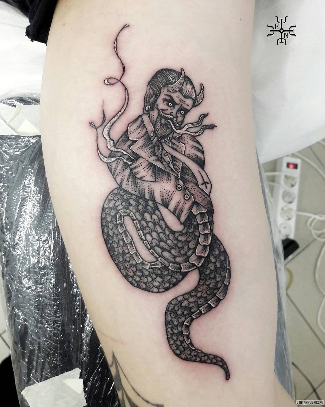 Фотография татуировки под названием «Демон как кобра»