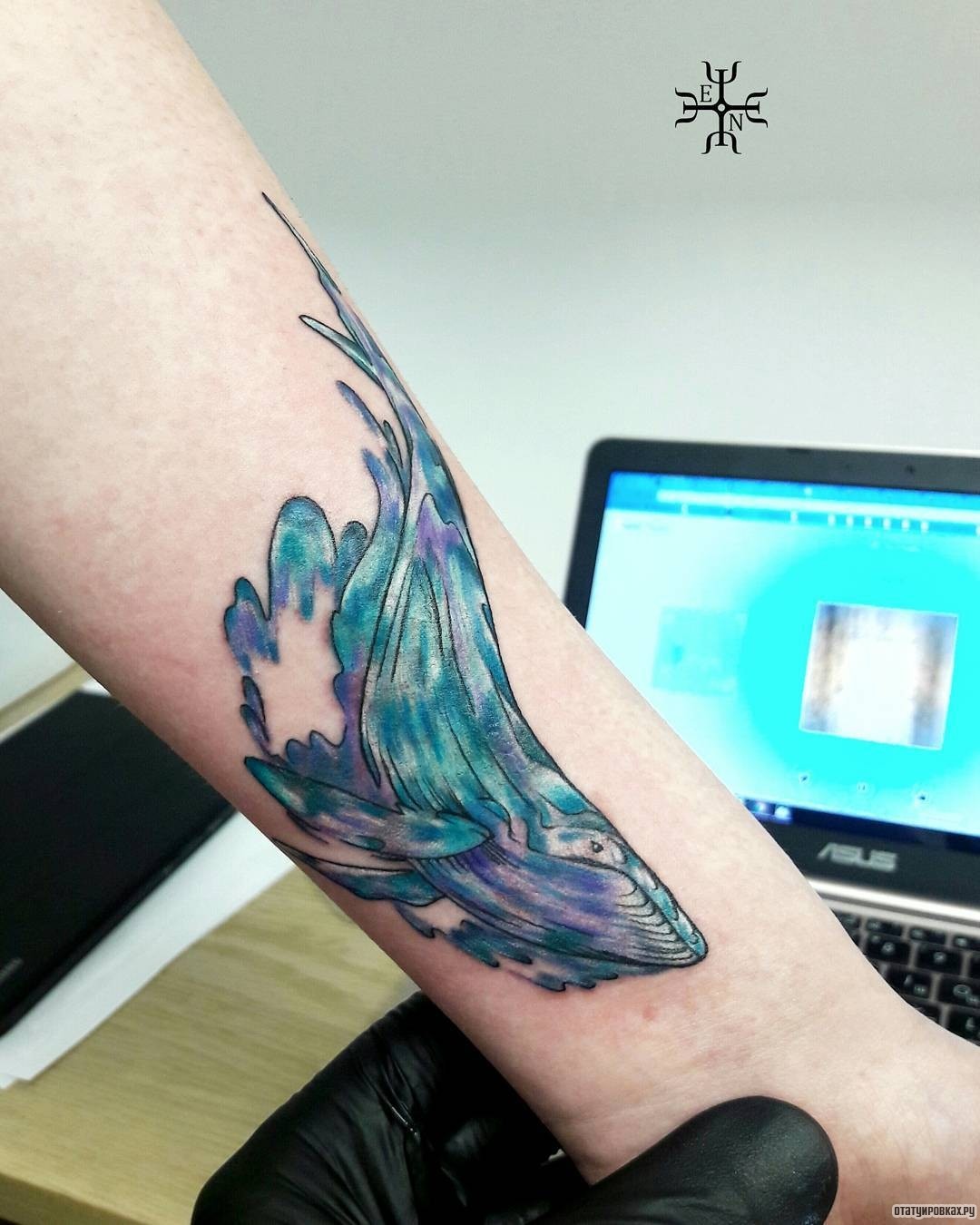 Фотография татуировки под названием «Синий кит»