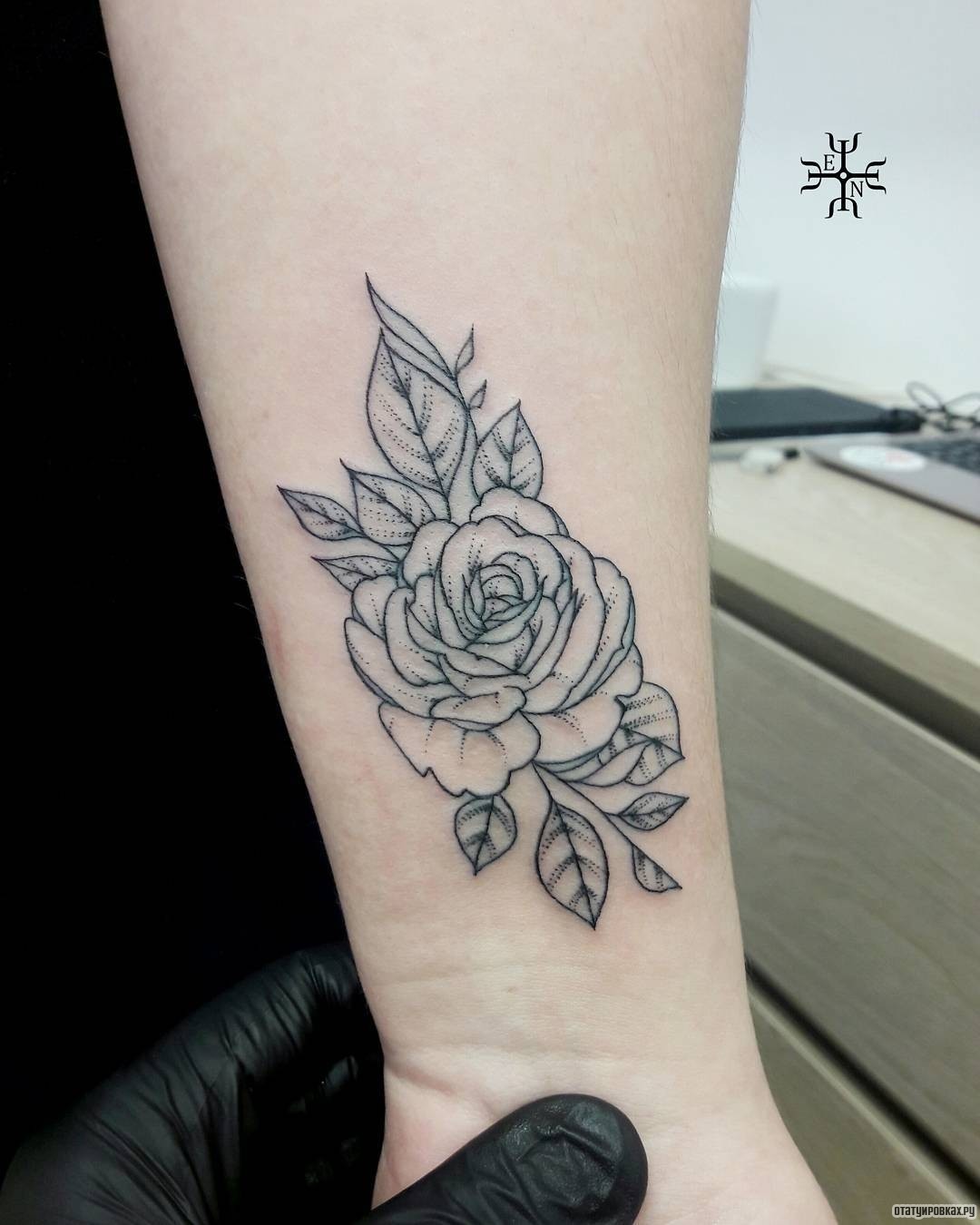 Фотография татуировки под названием «Роза лайнворк»