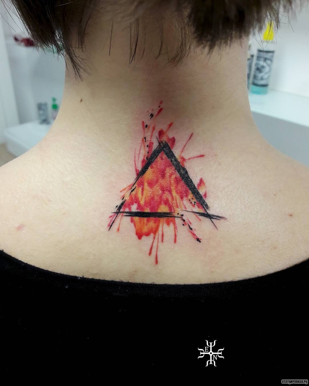 Фотография татуировки под названием «Треугольник с красными красками»
