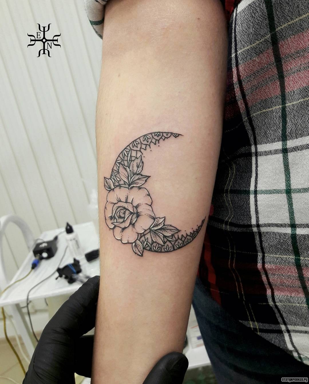 Фотография татуировки под названием «Роза и месяц»