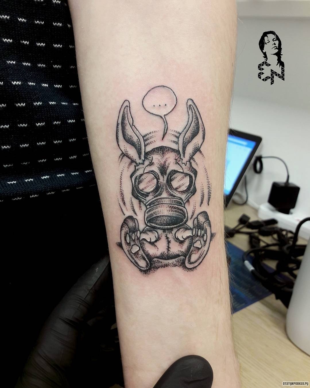 Фотография татуировки под названием «Заяц в респираторе»