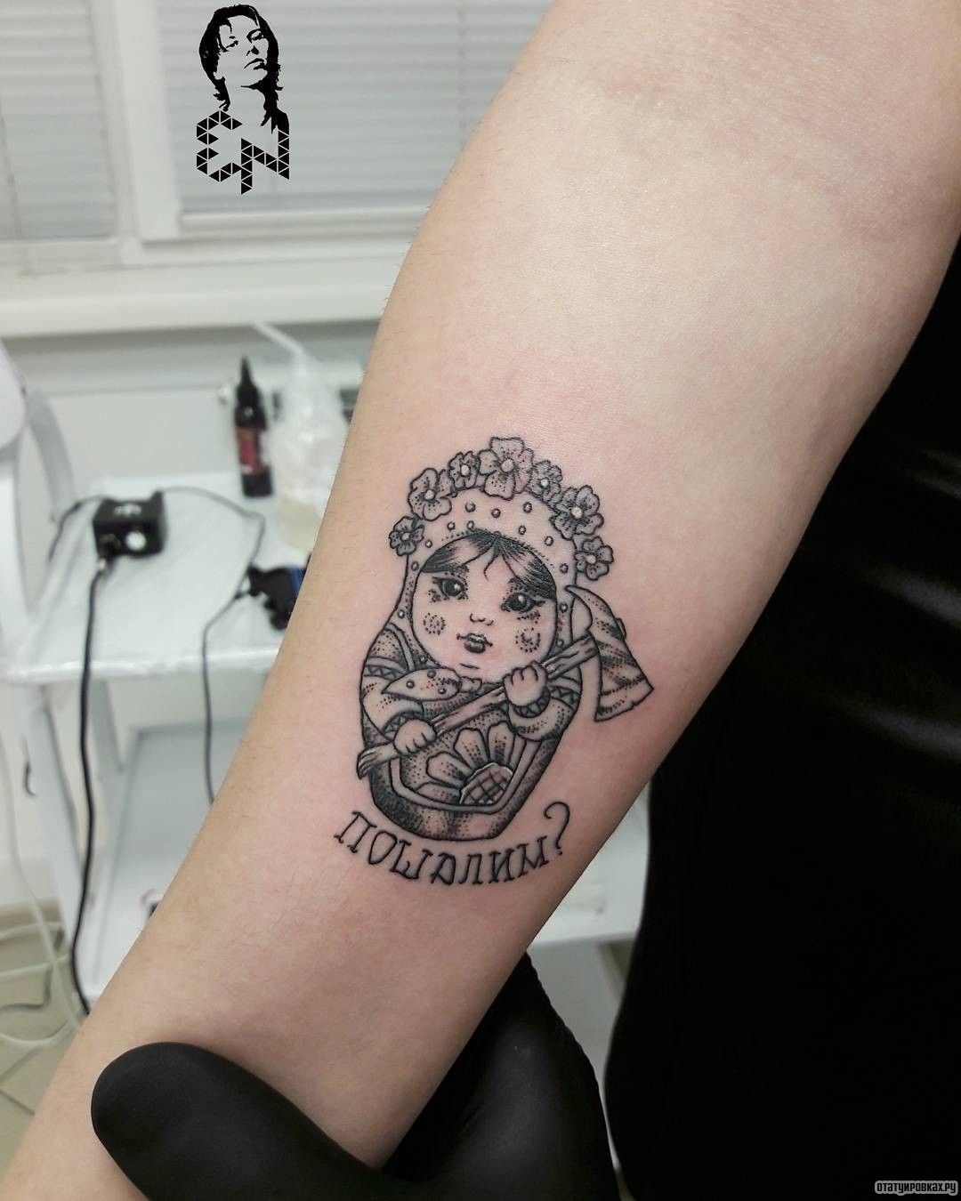 Фотография татуировки под названием «Матрешка с топором и надпись пошалим»