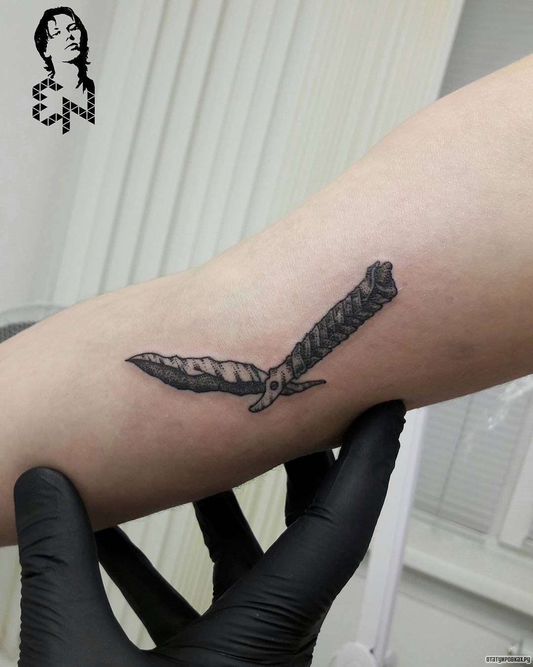 Фотография татуировки под названием «Перо бритва»