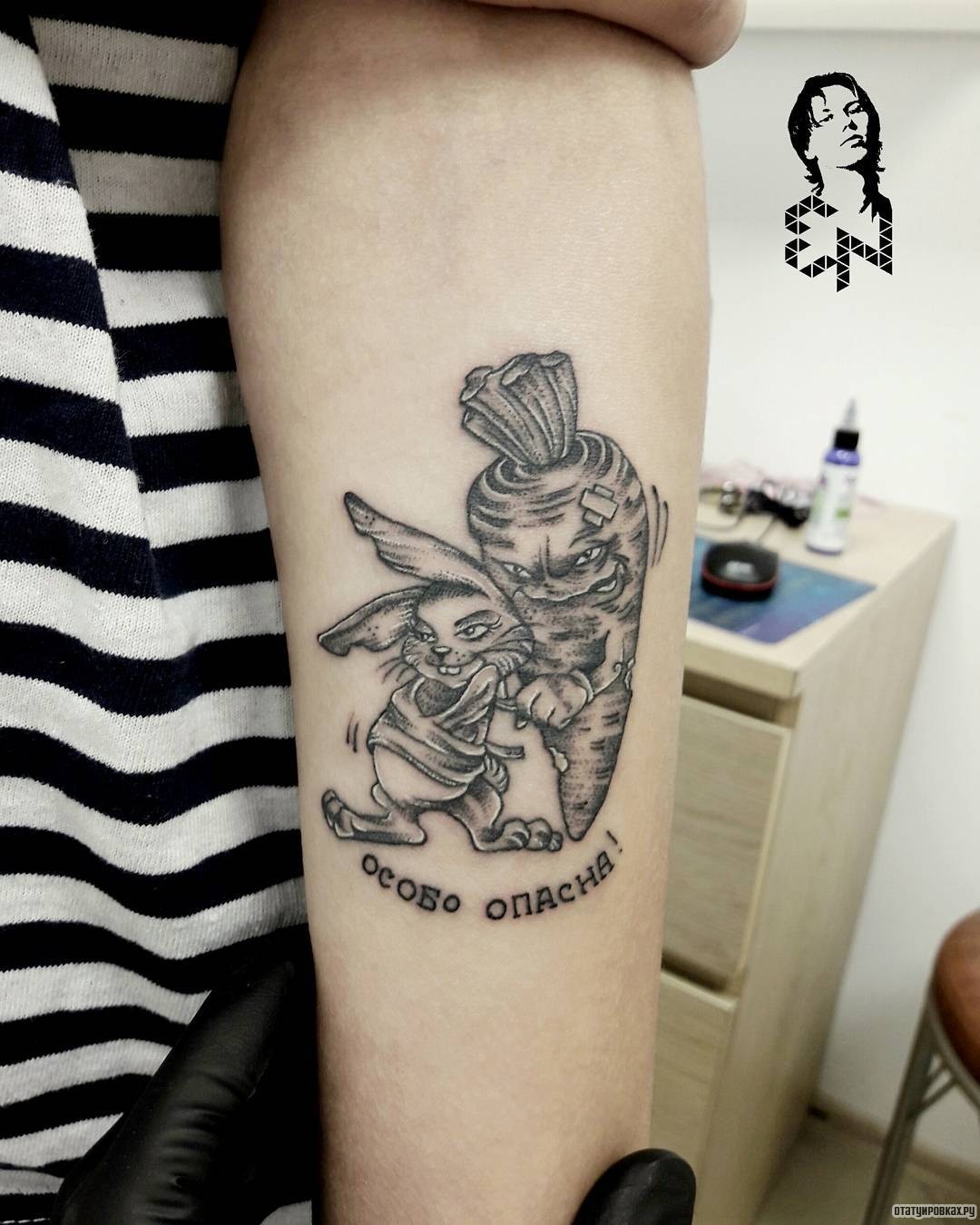 Фотография татуировки под названием «Заяц и морковка»
