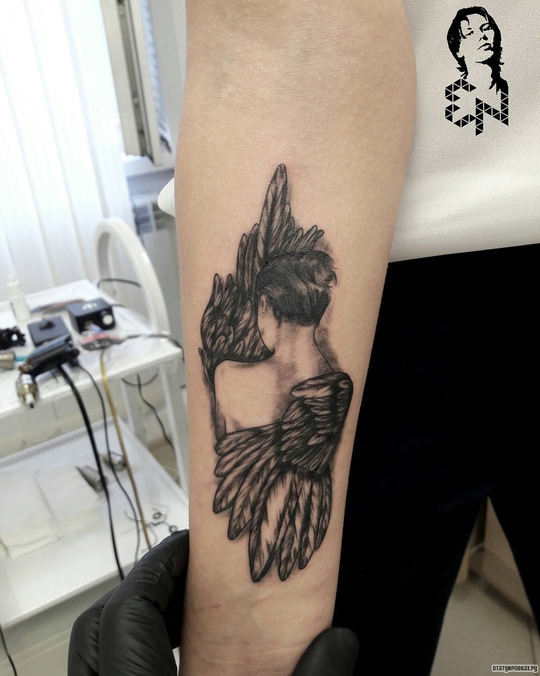 Фотография татуировки под названием «Девушка спиной с крыльями»