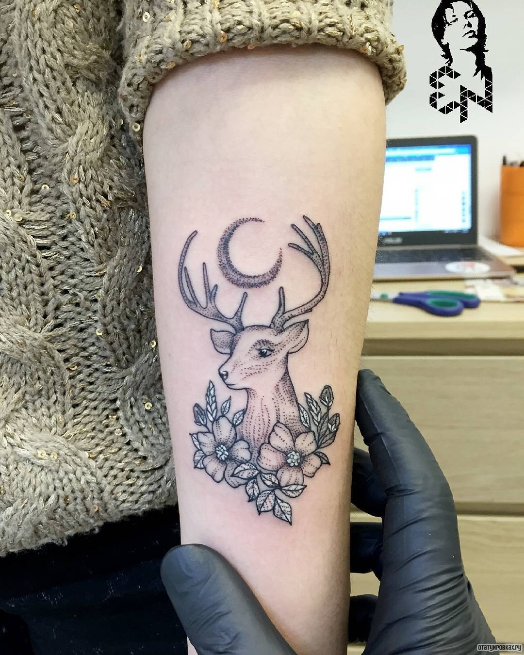 Фотография татуировки под названием «Олень и месяц»