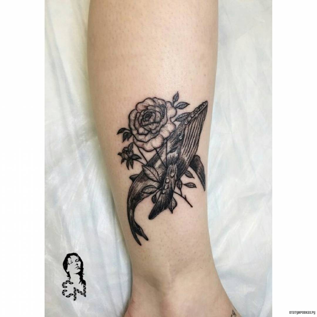 Фотография татуировки под названием «Кит и цветок»