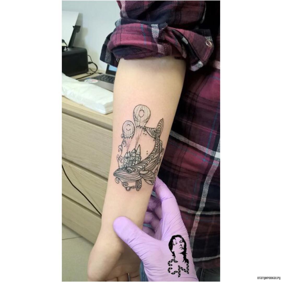Фотография татуировки под названием «Кит и воздушные шары»