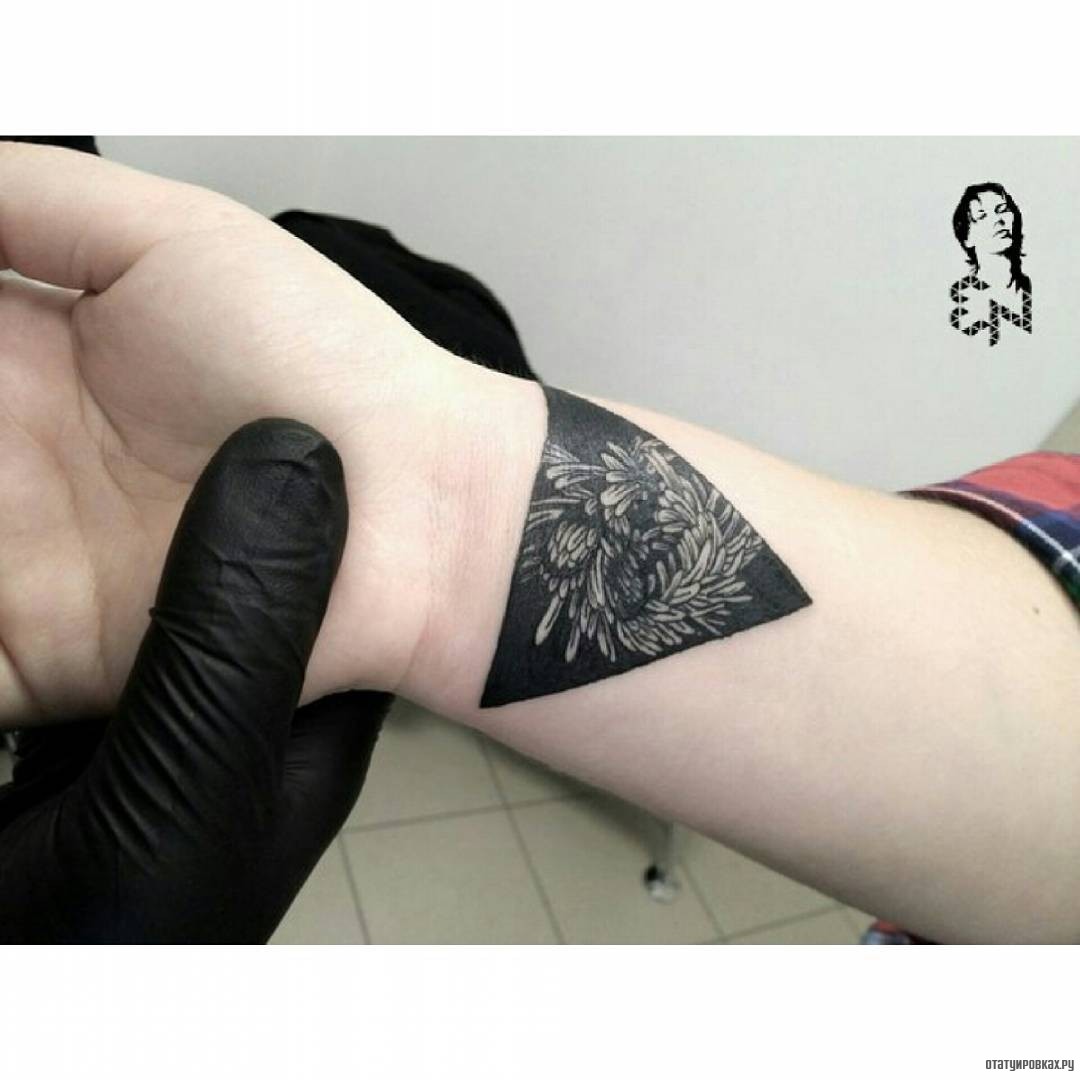 Фотография татуировки под названием «Треугольник с цветами»