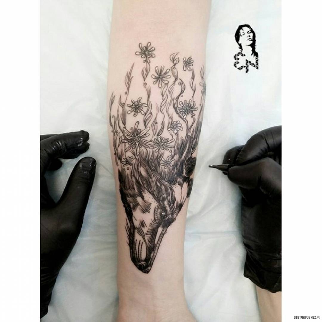 Фотография татуировки под названием «Голова лисы с цветами»