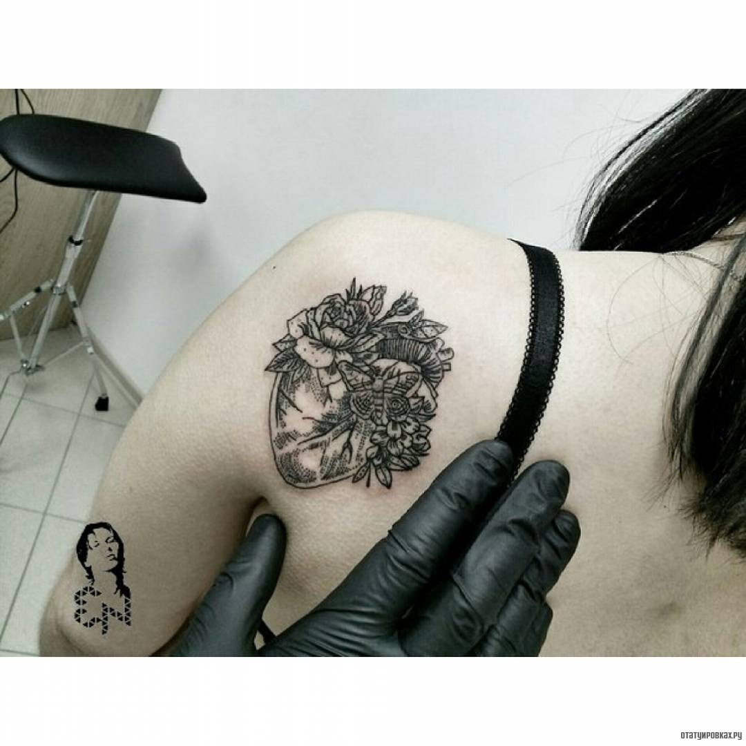 Фотография татуировки под названием «Сердце с розами»