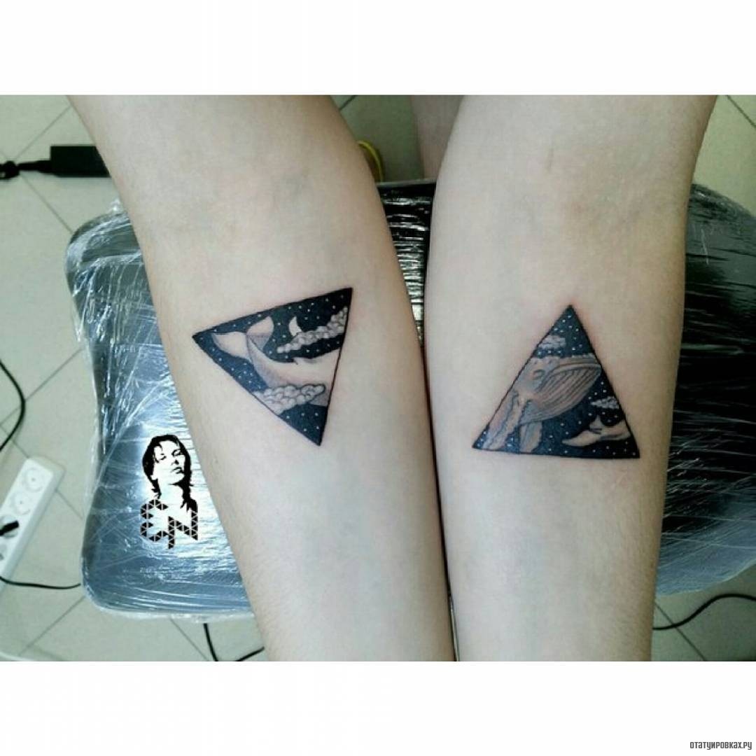 Фотография татуировки под названием «Два треугольника»