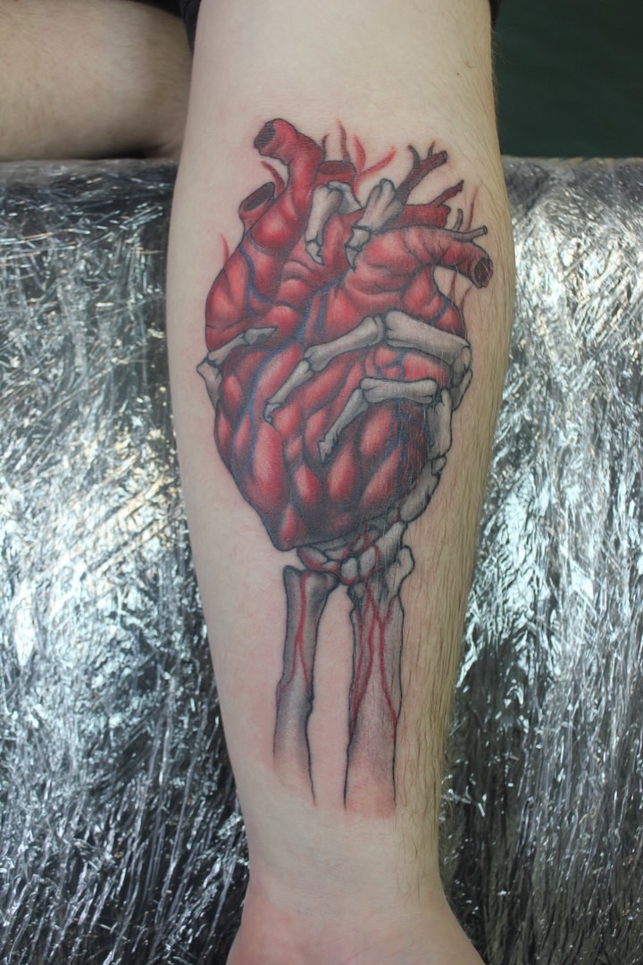 Фотография татуировки под названием «Память: сердце с сжимающей рукой»