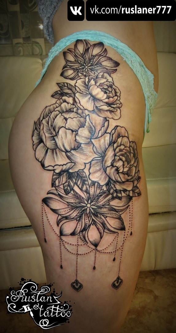 Фотография татуировки под названием «цветочки»