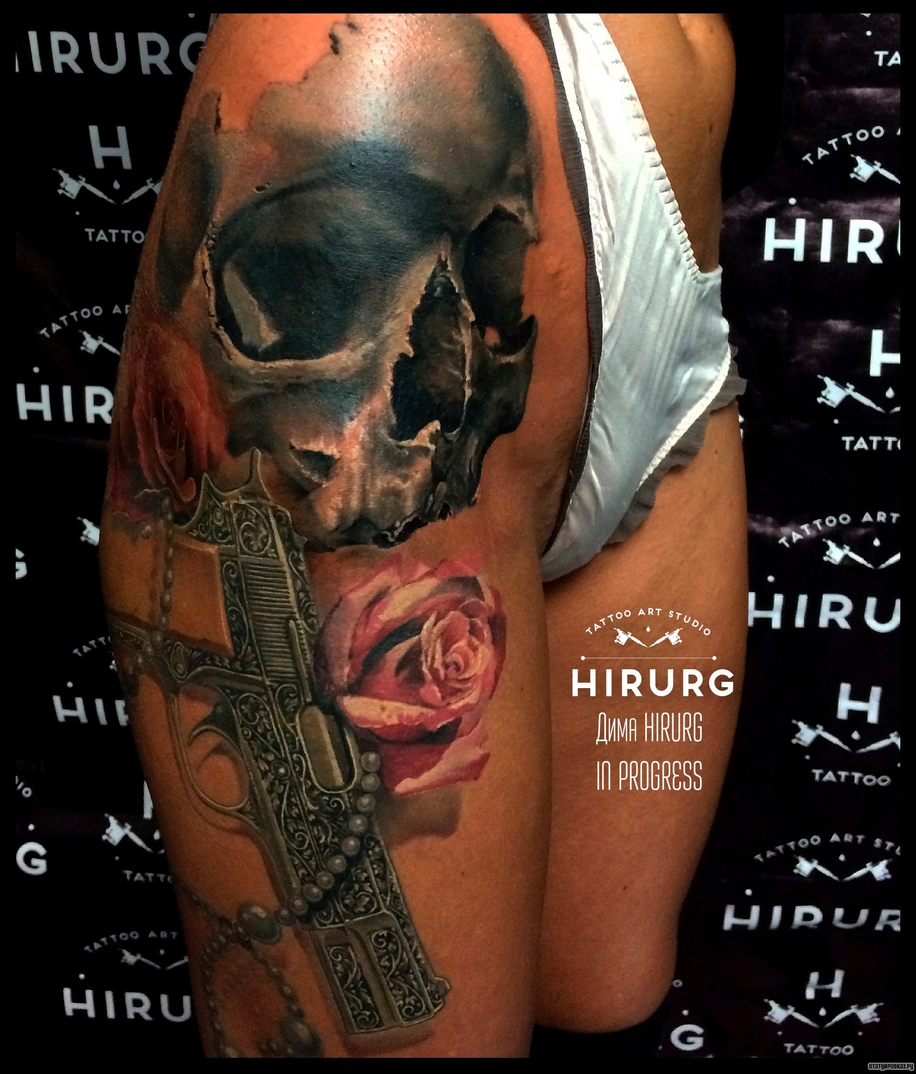 Фотография татуировки под названием «Пистолет, роза и череп»