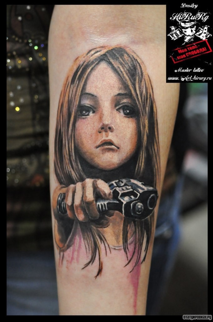 Фотография татуировки под названием «Девочка с пистолетом»