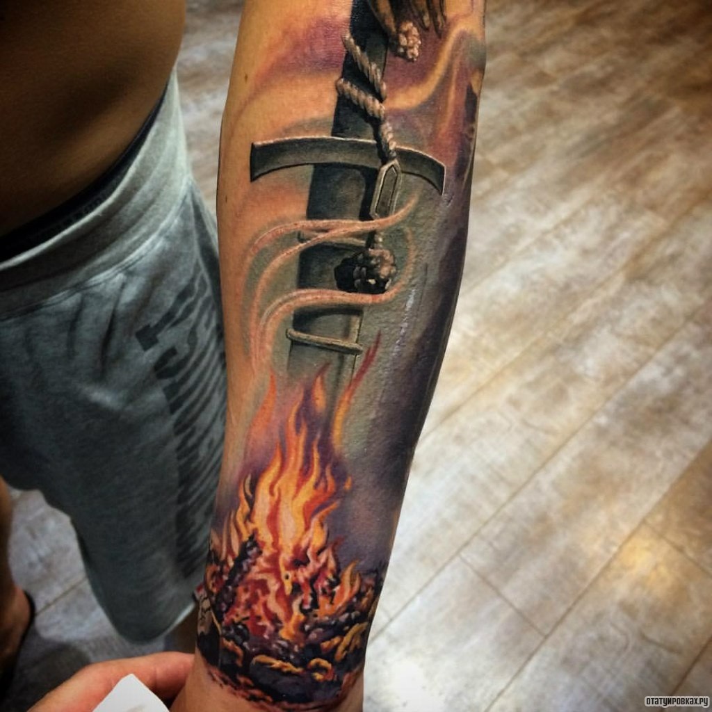 Фотография татуировки под названием «Меч в огне»