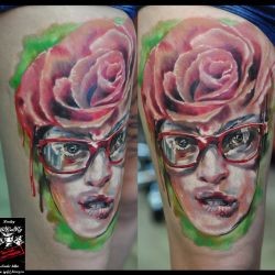 Девушка в очках с розой на голове мастера Дмитрий Хлиханов