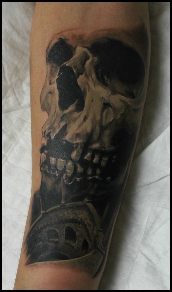 Фотография татуировки под названием «череп»