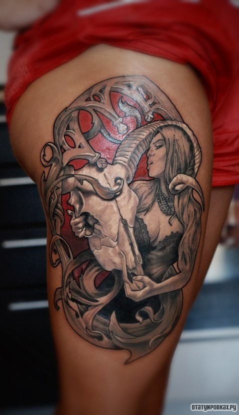 Фотография татуировки под названием «Девушка и череп животного узор»