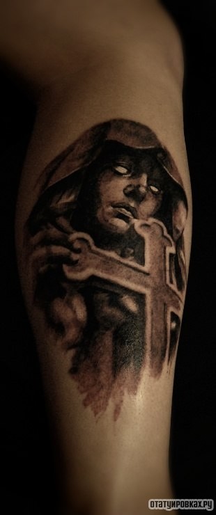 Фотография татуировки под названием «Девушка и крест»