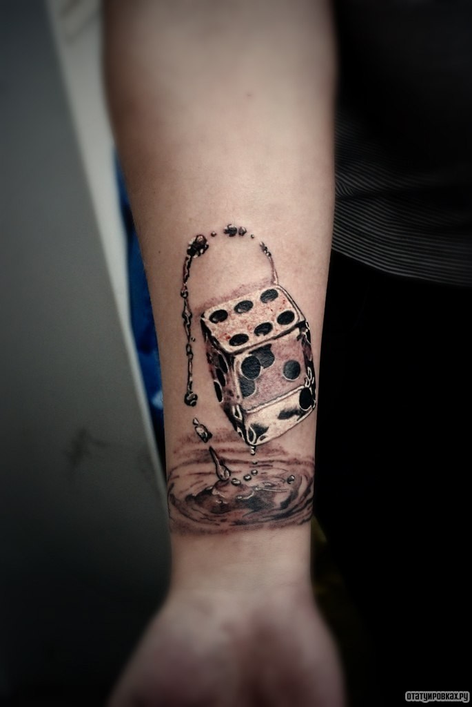 Фотография татуировки под названием «Кубик в воде»