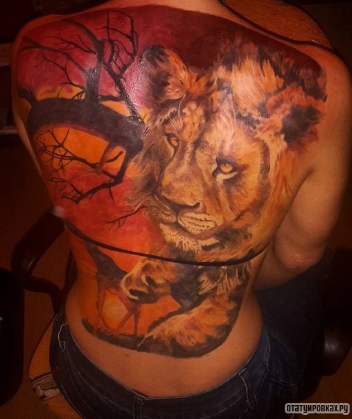 Фотография татуировки под названием «Лев на фоне дерева»