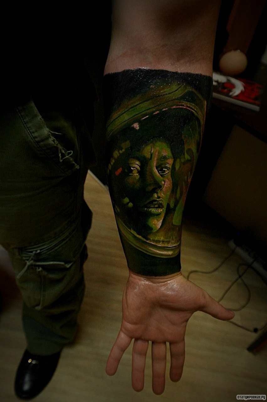 Фотография татуировки под названием «Человек в зеленом скафандре»